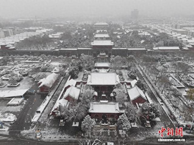 山东泰安：雪覆岱庙 古韵盎然