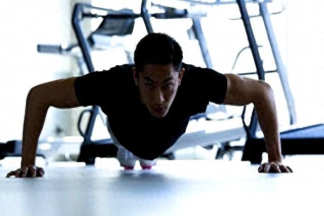 男人想练出好身板？3个基础运动每天练，越练越精神