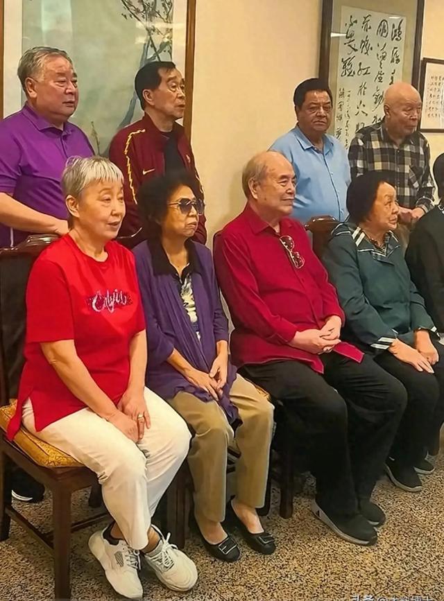 北京相声老艺术家聚会，李国盛稳坐C位，李金斗石富宽后排笑开怀