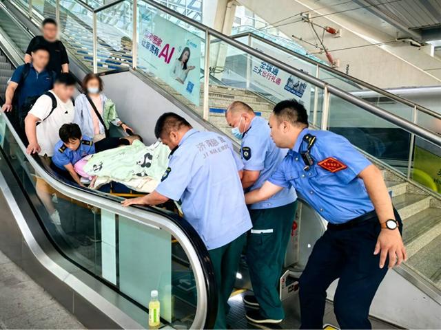 济南东站火车站人工客服电话？（为重症旅客开辟绿色通道 济南东站暖心助力千里转诊）