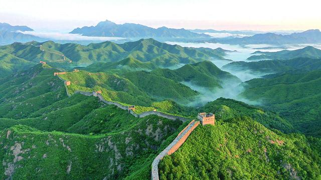 晨光云海映长城