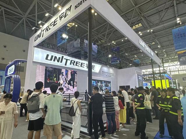 签约项目超2000亿！机器人、智能汽车集中亮相|直击2025智博会