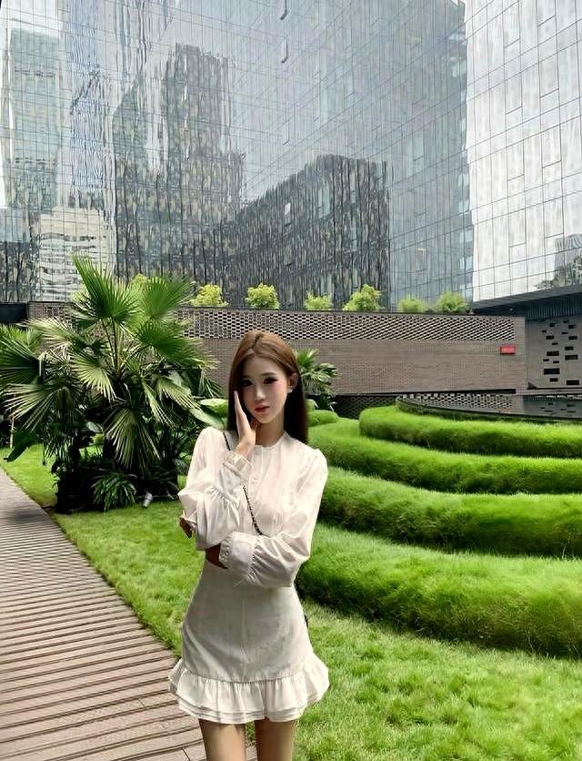 都市少女破解版中（奶白套装在都市绿洲里的清甜少女感）