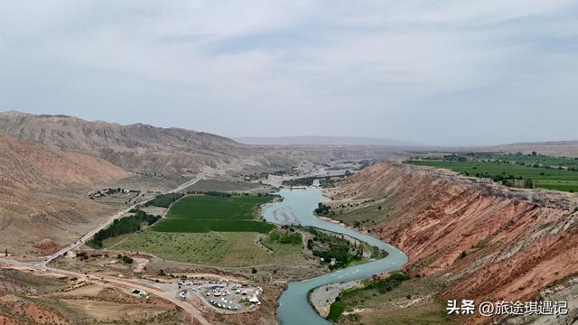 新疆天山深处的景观大道，曾是国防公路，如今人少景美震撼人心