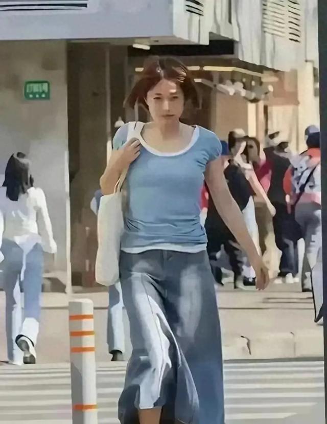 马伊琍现身上海街头，年近五十初看显老像大妈，细看气质犹存