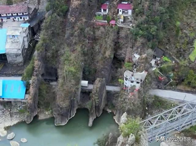 川陕交界的210国道上，有唯一的一段单行线，藏着蜀道上两个秘密