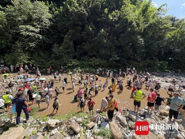四川乐山沙湾山水氧森节举行，数百游客齐聚范店“一线天”清凉一“夏”
