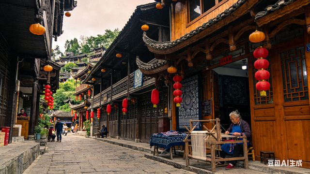 湖南惊现奇景！千年古镇悬于120米瀑布上