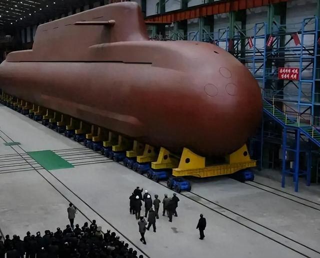 金正恩亲临现场！一颗导弹砸向日本海，朝方出手，高市早苗傻眼了