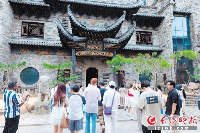 长沙市旅游发展大会即将启动，国际种草团打卡宁乡大夫第民宿