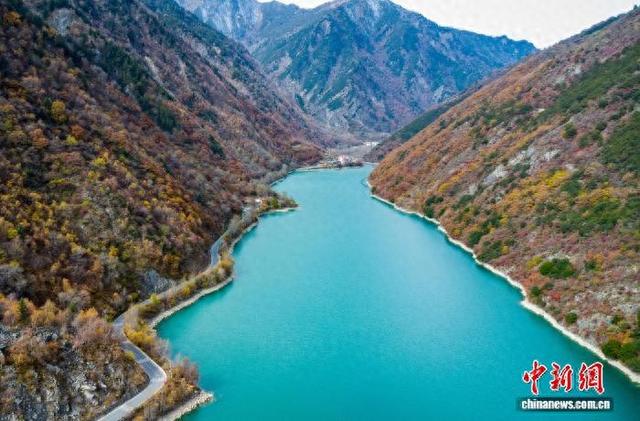 四川茂县松坪沟景区斑斓彩林如画