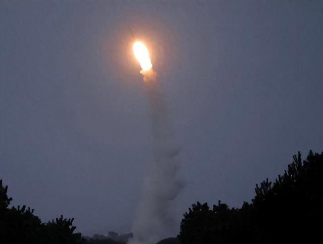 朝鲜出手了，金正恩亲临现场，一颗导弹砸向日本海，高市早苗傻眼