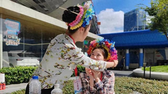 在上海五角场就能戴上蟳埔簪花拍照，足不出“沪”的泉州美食体验好快乐！