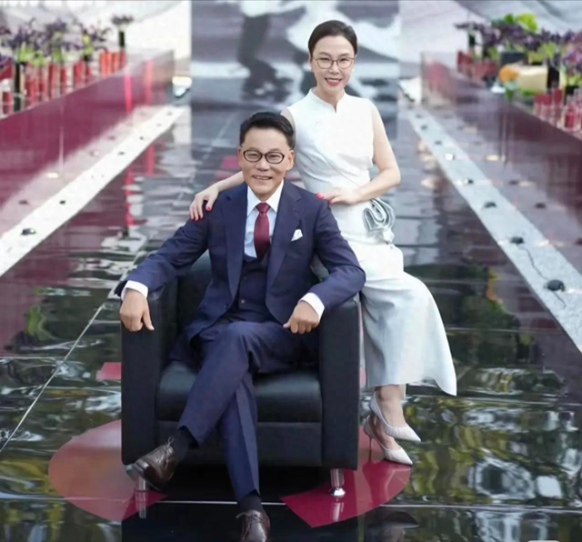 李国庆大婚，凭4个举动口碑暴增，对比96年与前妻婚礼，差距明显