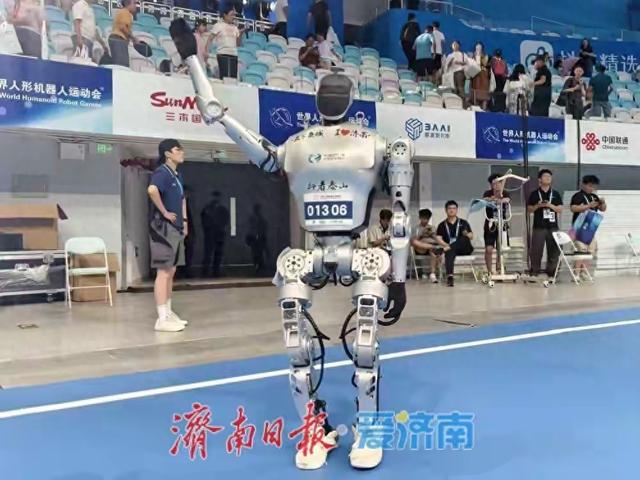 济南造“行者泰山”100米表演赛夺得第一！2025世界人形机器人运动会开幕