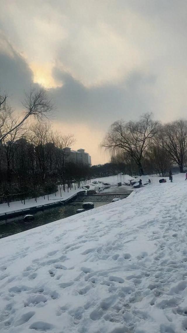 雪覆长河：城市凝固的诗意