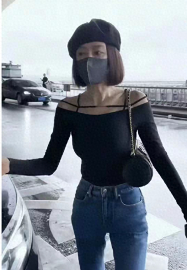 秦岚奔五这腰？机场露腹生图，我捏腰肉沉默了。