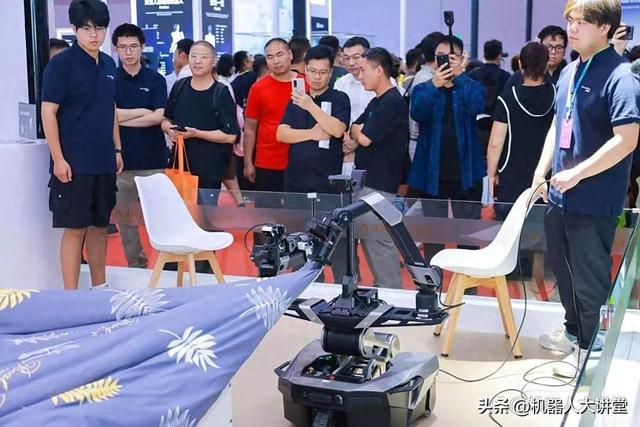 星海图亮相2025世界机器人大会，G-0 VLA模型震撼登场