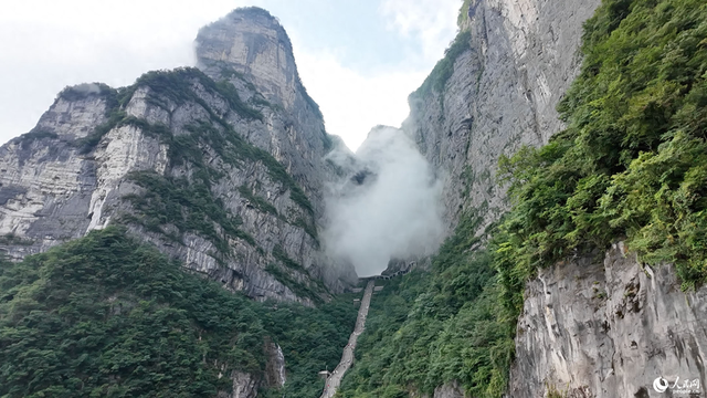 湖南张家界：天门吐雾 峰林叠翠
