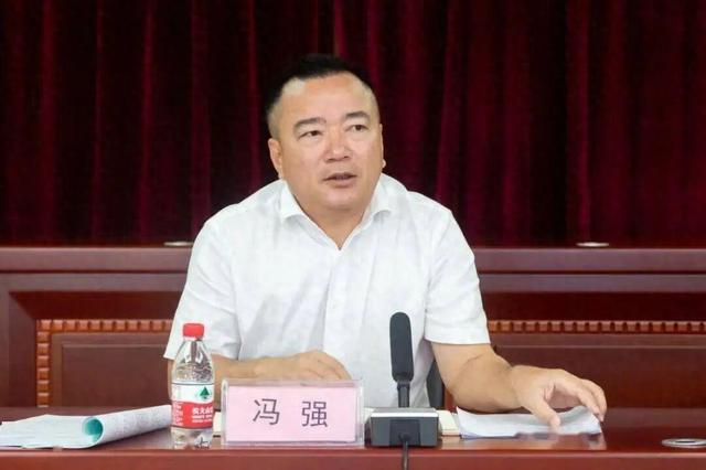 区委书记沉迷于网络游戏，区长沉迷打高尔夫球，两人同日被查