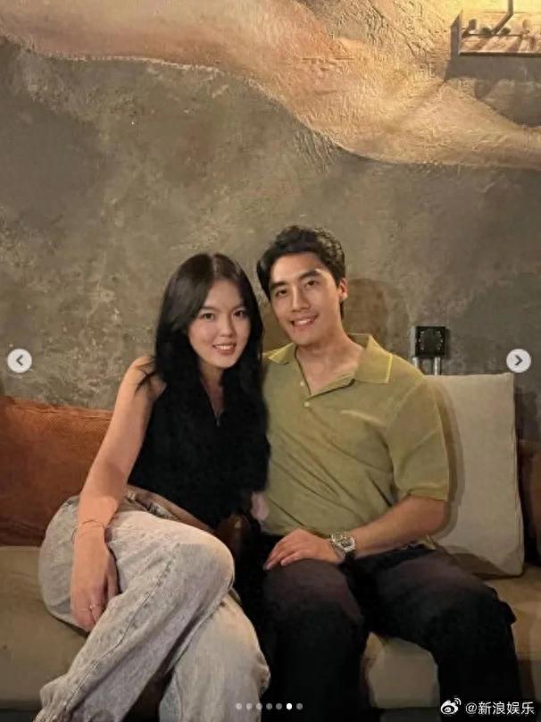 23岁李咏女儿法图麦恋情公开，与男友相依甜蜜合影