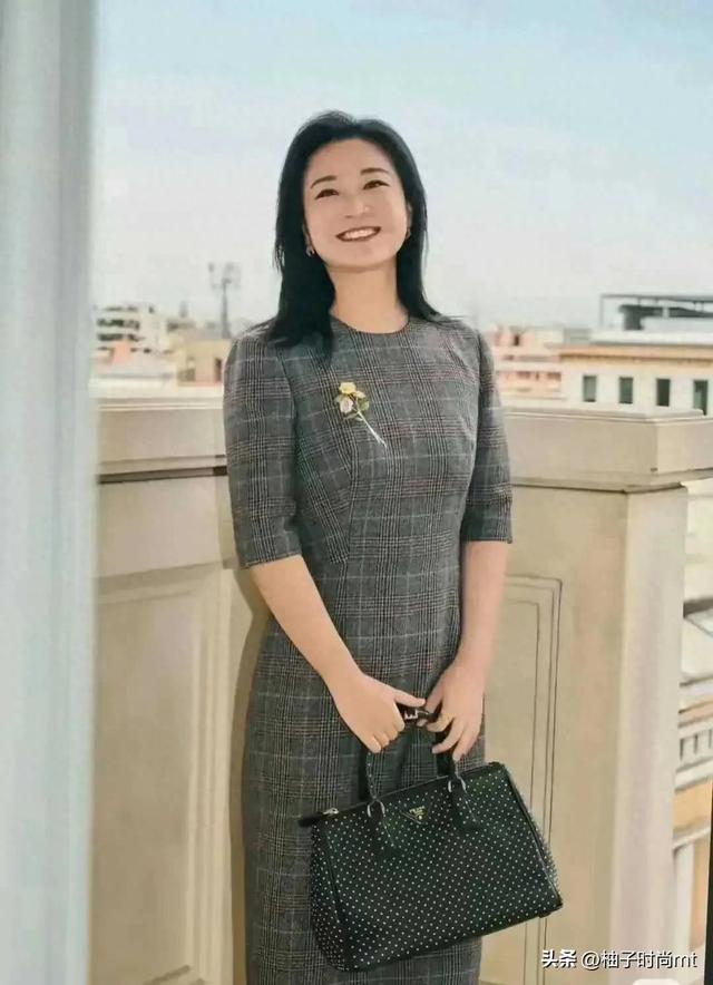 贾玲现在的样子，既精神又美丽，一身穿出优雅富婆的感觉