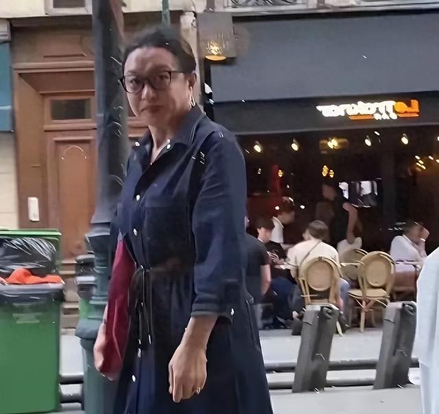 金星不穿旗袍了，58岁开始发福脸已经馒化，含胸驼背看上去像男人