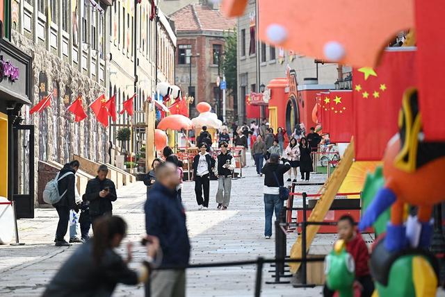老城新韵 深秋青岛上街里老街与时尚碰出别样精彩