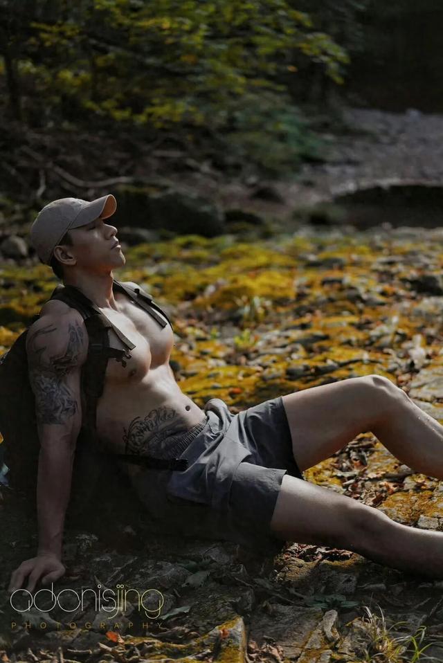 身高187的健身肌肉男网红，野外写真秀身材颜值，简直绝绝子