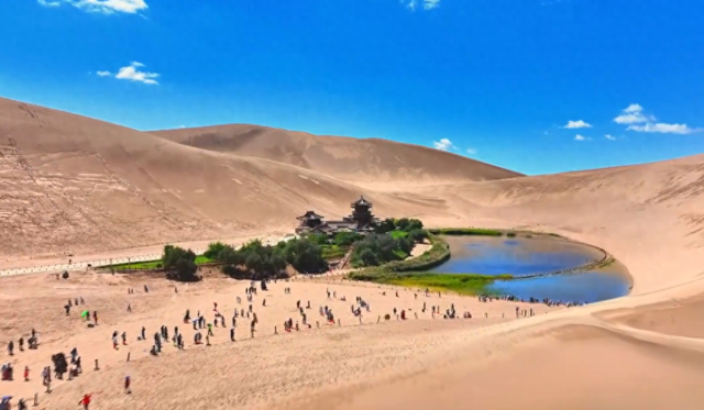 第八届敦煌文博会嘉宾团走进鸣沙山月牙泉景区