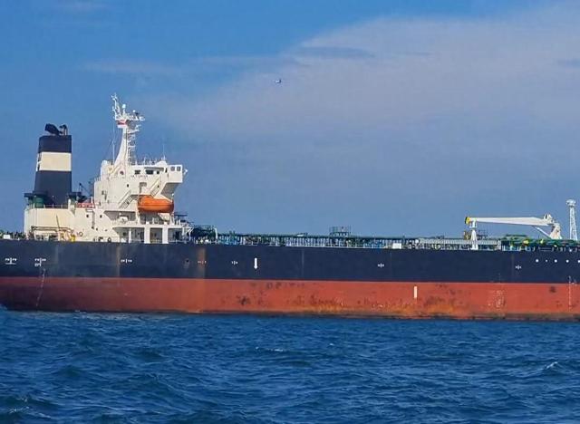 “世界强盗”名不虚传，美国空降委内瑞拉油轮，抢走200万桶石油