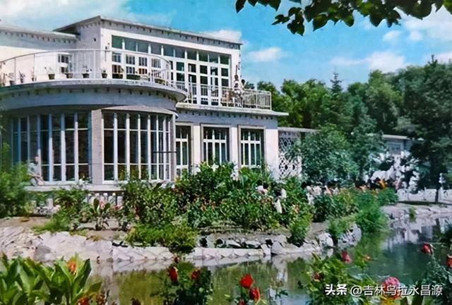 除了花窖角亭，吉林市江南公园迎宾楼前也曾是游客热捧的拍照地