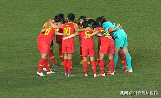 点球4-2巴西！中国女足夺冠，姑娘们笑开了花，疯狂拥抱庆祝