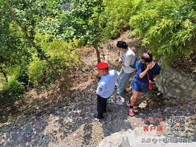 武当山景区多方联动4小时寻回游客遗失挎包 用行动诠释“游客至上”