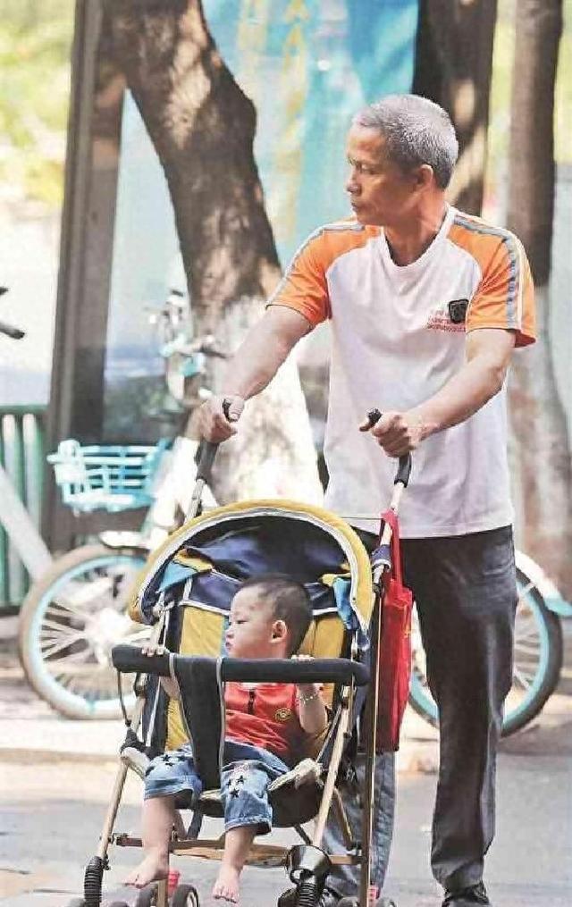 有哪些表达带孩子累的说说（一个扎心的现实在子女家带娃的父母）