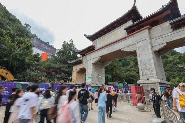 国庆首日接待游客近七万人次！黔灵山公园人气火爆