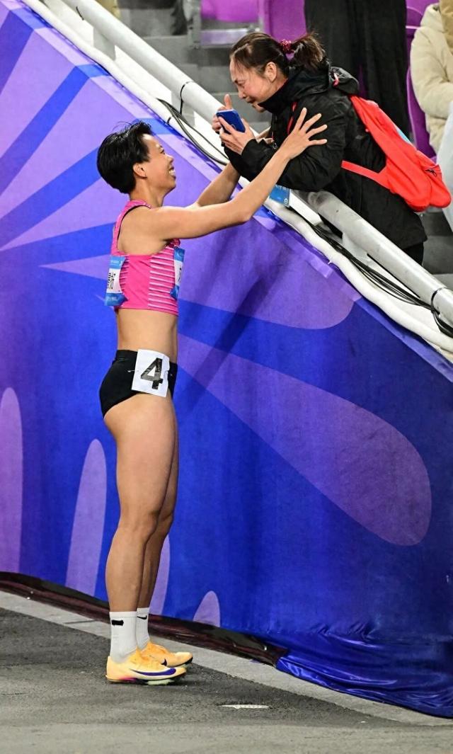 吴艳妮摘银颁奖台上仰面爆哭，三届全运会无缘金牌，刘景扬夺冠后称不是“黑马”