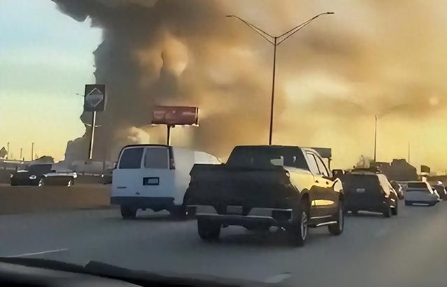 又是美国飞机！34年老货机起飞瞬间解体，百万升燃油烧出人间炼狱