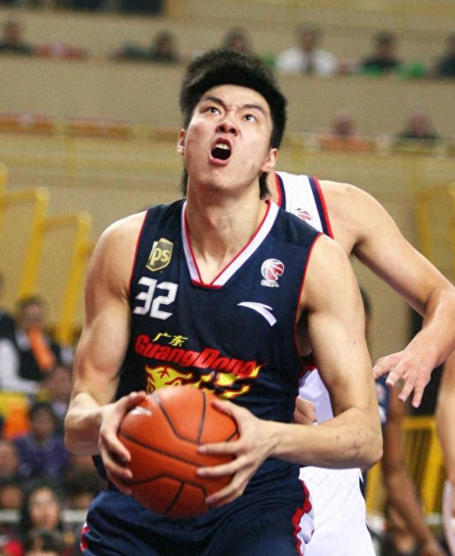 男篮董瀚麟现状：转战野球场，成篮球网红，老婆漂亮事业有成
