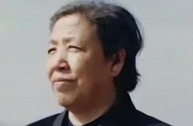 她15岁入党	，18岁和主席成亲，如今仍健在，却几乎不出来露面