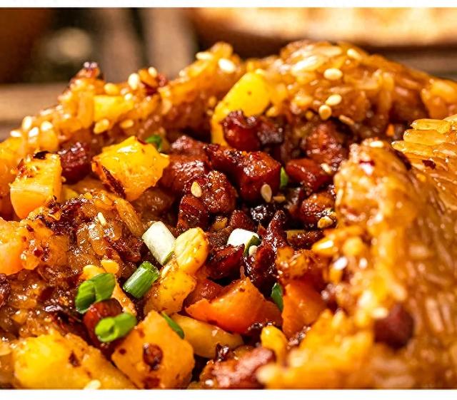 贵州餐桌硬通货:团溪糯米饭,30年老灶木甑蒸出“糯香炸弹”!