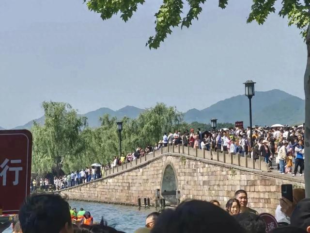 “人从众”时代:为什么节假日旅游越来越让人反感?