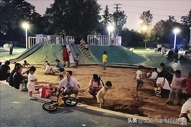 胜利桥西兴华街公园亮堂了 市民夜游更舒心
