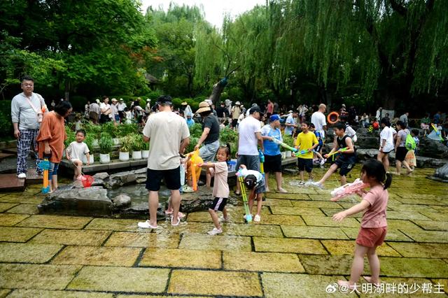 抓住夏天的尾巴，在济南来一场免费的泉水泼水大战！