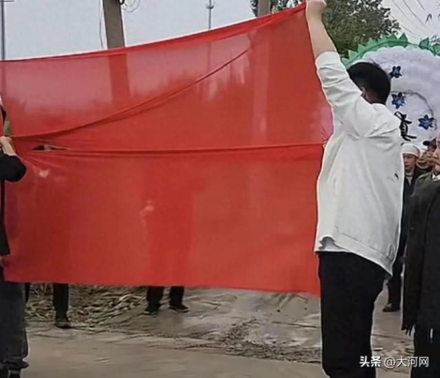 河南一送殡队伍让婚车先过，白事主家：当地习俗是“红让白”，考虑红事是新人一辈子的事儿，就让他们先过了