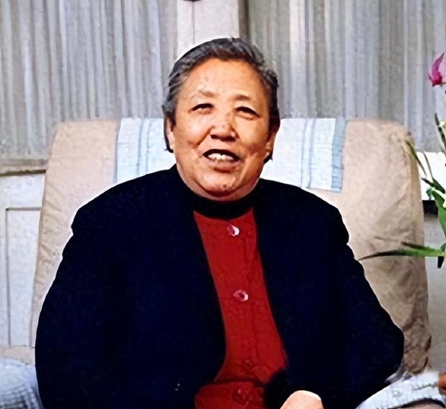 15岁入党，18岁和主席结婚，如今仍健在，却几乎不露面