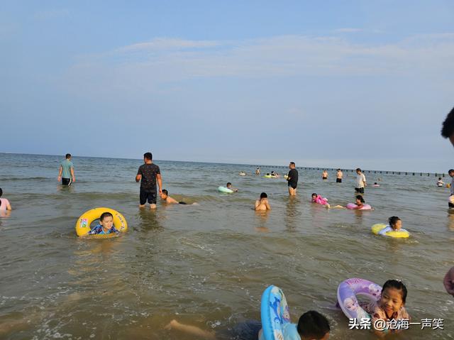 海边的快乐，喧嚣声与海浪声的交织，欢乐声与浪涛声的交融……