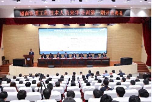 中越铁道技术人员来华培训首期班在昆明经开区开班