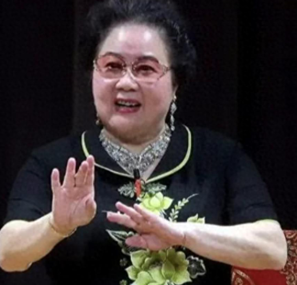 82 岁京剧叛徒归国遭痛骂：吃里扒外，37 年里是叛国还是逐梦？