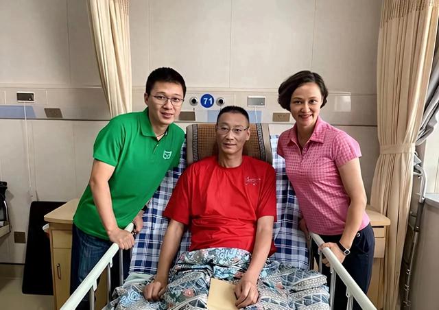 高敏等人前往医院，看望患病排球运动员郑亮，留下充满爱心的合影